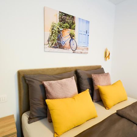 Apartment Grey&Yellow ซาดาร์ ภายนอก รูปภาพ