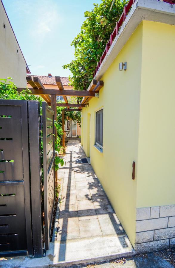 Apartment Grey&Yellow ซาดาร์ ภายนอก รูปภาพ