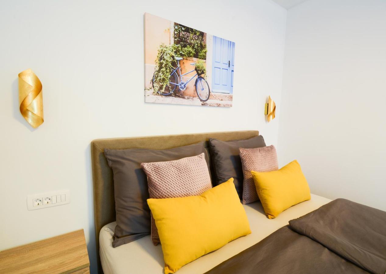Apartment Grey&Yellow ซาดาร์ ภายนอก รูปภาพ
