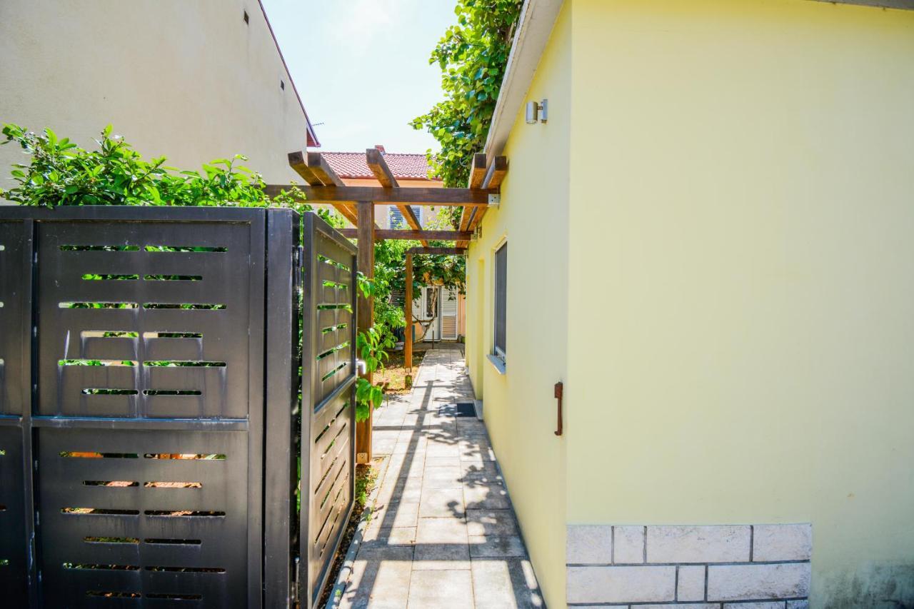 Apartment Grey&Yellow ซาดาร์ ภายนอก รูปภาพ