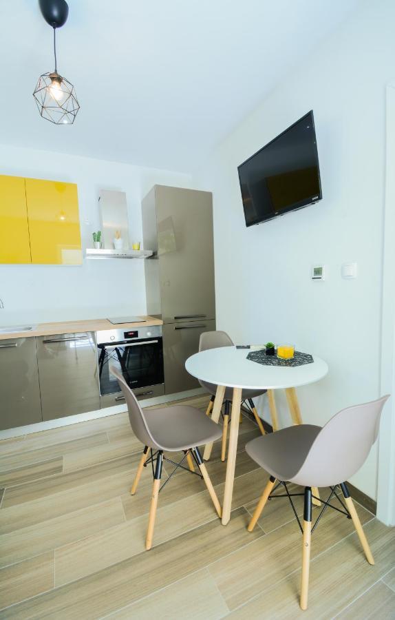 Apartment Grey&Yellow ซาดาร์ ภายนอก รูปภาพ