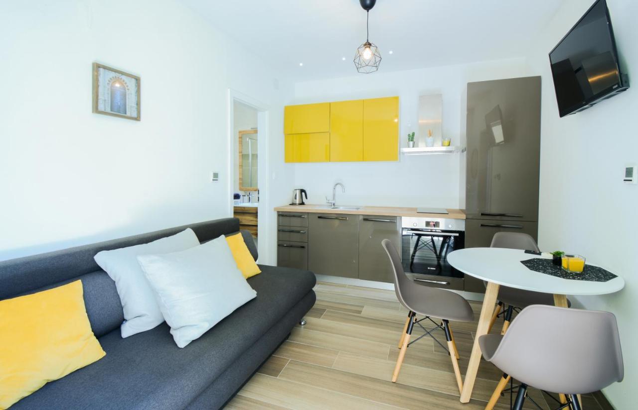 Apartment Grey&Yellow ซาดาร์ ภายนอก รูปภาพ